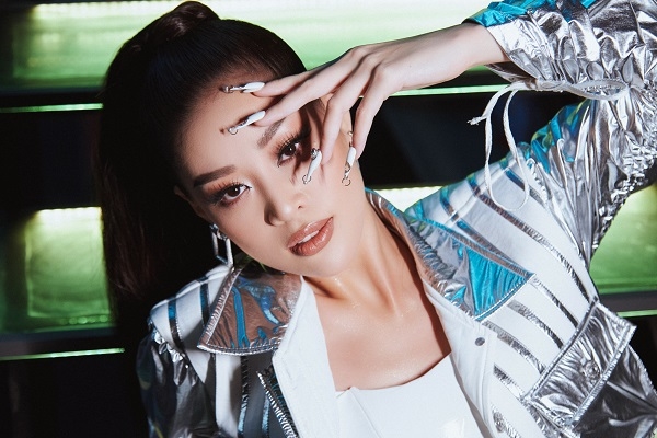 Hoa hậu Khánh Vân thị phạm 'catwalk', động viên người mẫu trẻ trong buổi 'casting' thời trang