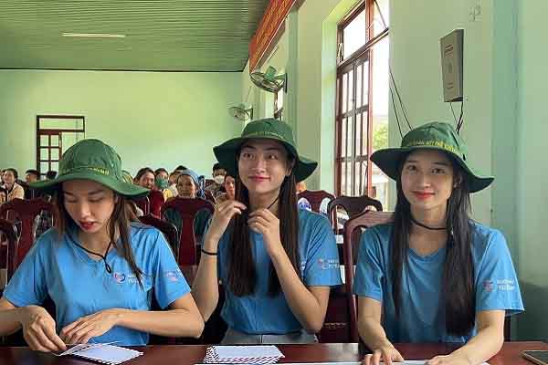Hoa hậu Thùy Tiên cùng CLB Suối mát từ tâm bắt đầu hành trình cứu trợ miền Trung