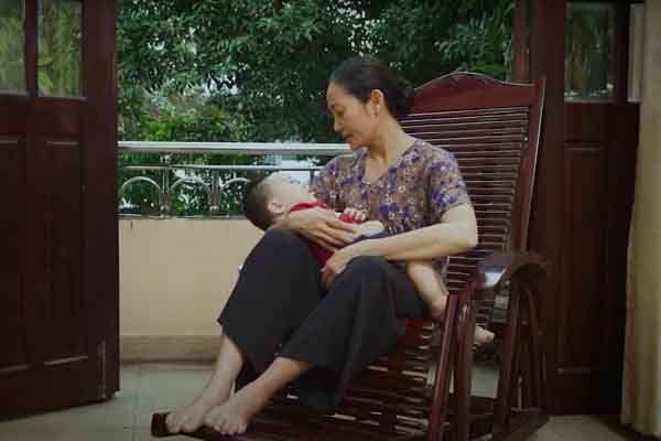 Phim ngắn 'Mẹ chồng tôi': Bà nội trông cháu nhưng vẫn đòi lương và cái kết đầy cảm xúc