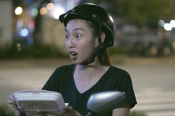 Bỏ làm hoa hậu, Thùy Tiên chạy xe ôm, bán hàng rong trong dự án 'Đu đêm'
