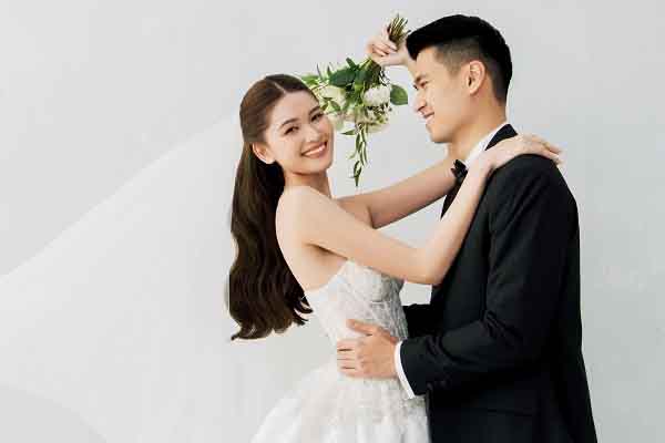 Á hậu Thùy Dung tung ảnh cưới đẹp 'miên man', tiết lộ nhan sắc ông xã chuẩn 'người mẫu'