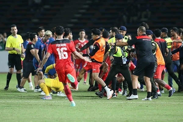 Chưa kịp ăn mừng chiến thắng Indonesia phải đối diện với án phạt nặng