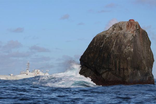 Đảo Rockall, hòn đảo tranh chấp đầy nguy hiểm giữa biển Đại Tây Dương