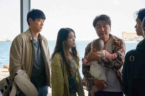 Review phim 'Người môi giới': Câu chuyện về tình thân và gia đình đầy ý nghĩa