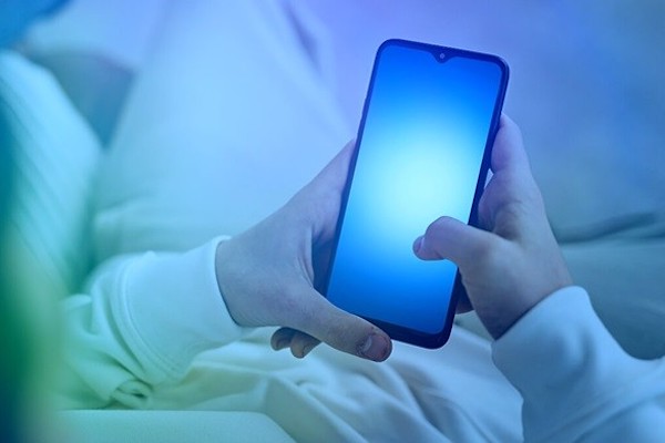 Tác hại khi dùng điện thoại trước khi ngủ dưới tác động của ánh sáng xanh từ màn hình