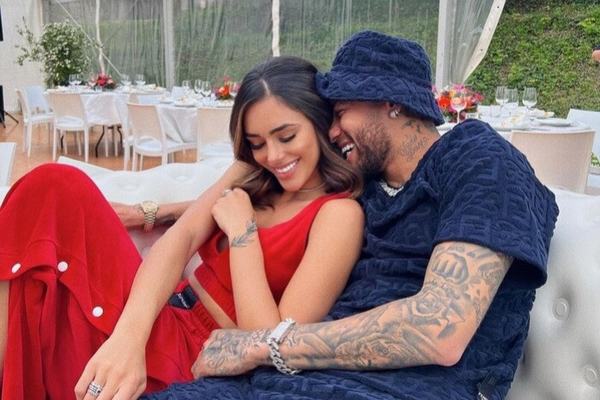 Chuyện tình ‘tan hợp’ của Neymar với nữ siêu mẫu ‘nóng bỏng’