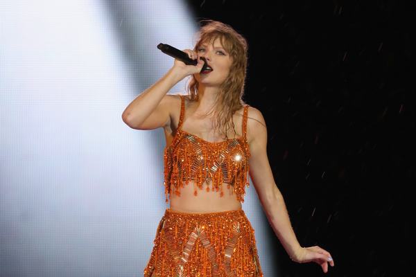 Concert của Taylor Swift: Biểu diễn tới 2 giờ sáng, nhiều khán giả nôn mửa, ngất xỉu