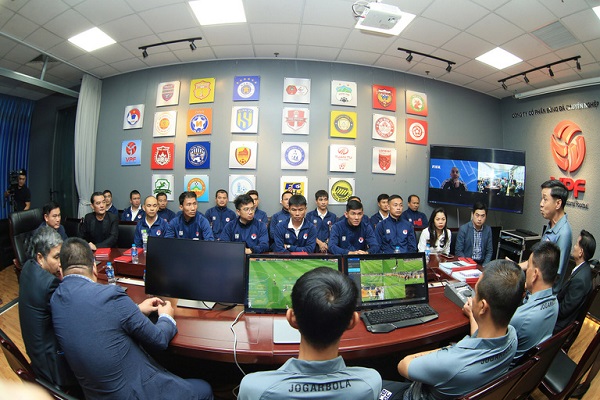 Trọng tài Việt Nam làm quen với công nghệ VAR để chuẩn bị cho V.League 2023-2024