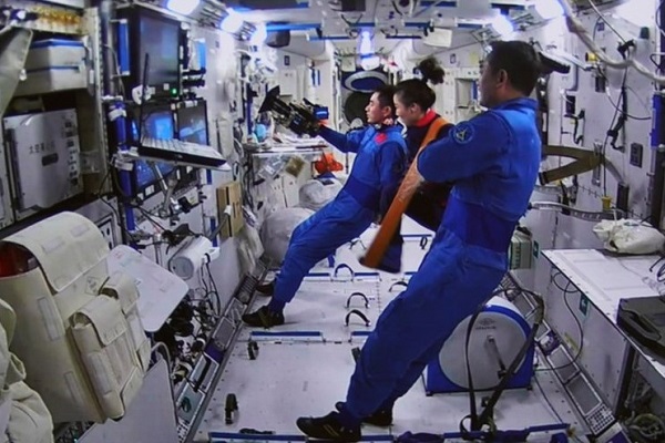 Các phi hành gia Trung Quốc đã trồng và thu hoạch rau thành công trên trạm vũ trụ Thiên Cung