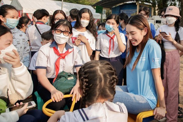 Hoa hậu Thùy Tiên được fan nhí 'vây kín' khi làm từ thiện