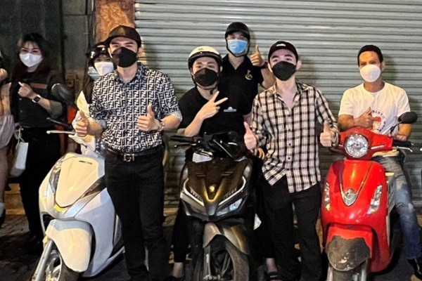 Đan Trường - Trung Quang chạy xe máy trao quà cho người dân nghèo cận Tết