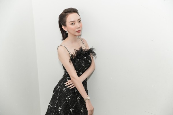 Thu Trang đổi váy liên tục, nhan sắc thăng hạng gia nhập đường đua phim Tết