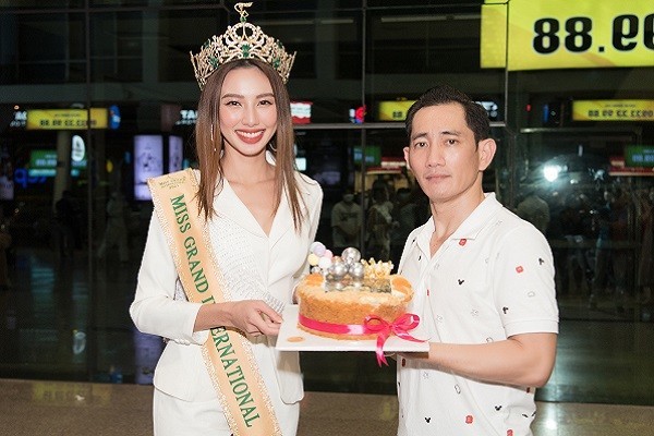 Bố ruột Hoa hậu Thùy Tiên đón con gái ngày trở về