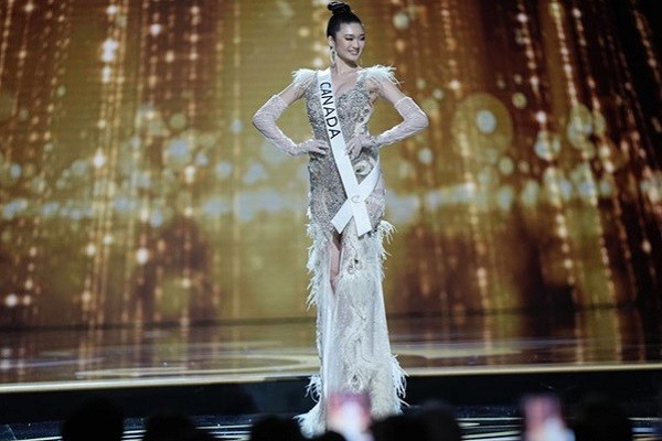 Hoa hậu Canada diện váy thêu tay 100% từ 2 hai nhà thiết kế Việt trên sân khấu Miss Universe 2022