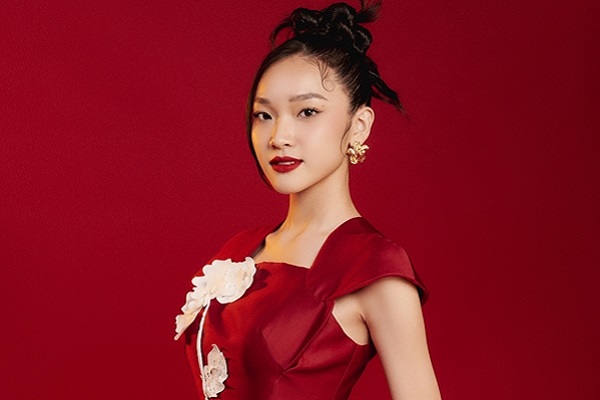 Vẻ đẹp trong trẻo của Hoa hậu Kim Ngân trong tà áo dài cách tân 