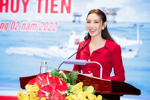 Hoa hậu Thuỳ Tiên đến thăm các chiến sĩ cảnh sát biển