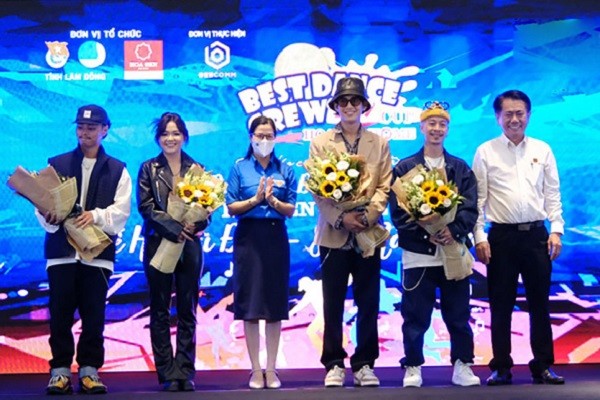 Việt Max, Quang Đăng, Huỳnh Mến, MC Buck ngồi 'ghế nóng' Lễ hội vũ đạo ngoài trời lớn nhất 2022