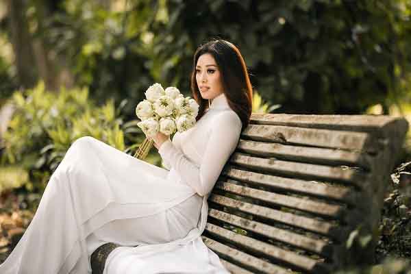 Hoa hậu Khánh Vân thướt tha bên tà áo dài trắng