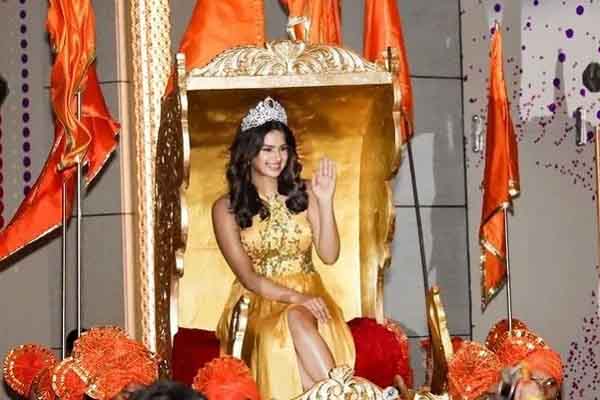 Hoa hậu Hoàn vũ 2021 ngồi kiệu khi trở về Ấn Độ