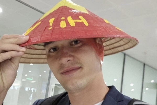 Filip Nguyễn xuất hiện ở sân bay Nội Bài, thích thú với chiếc nón lá