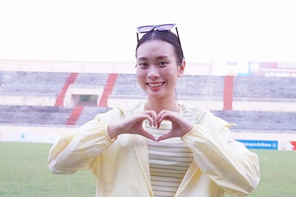Miss Peace Vietnam 2022 - Ban Mai làm MC cho giải bóng đá trẻ quốc gia