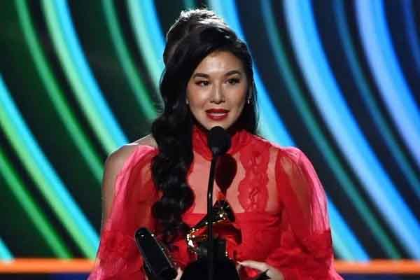 ​​Nữ ca sĩ gốc Việt lần đầu thắng giải Grammy