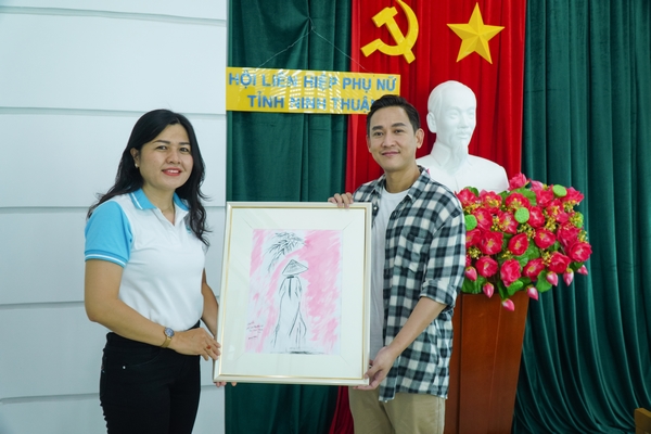 Hứa Vĩ Văn tặng học bổng cho học sinh mồ côi vì dịch Covid-19 tại Ninh Thuận 