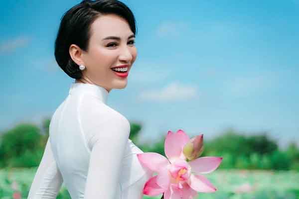 Hoa hậu Ngọc Diễm khoe sắc với hoa sen và áo dài