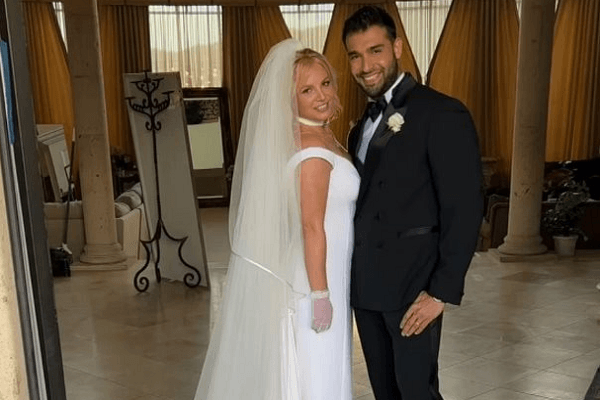 Chiếc váy cưới của Britney Spears, Versace tốn 700 giờ thực hiện