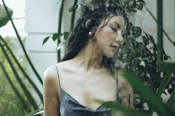Hoa hậu Loan Vương ngẫu hứng chụp ảnh dưới mưa