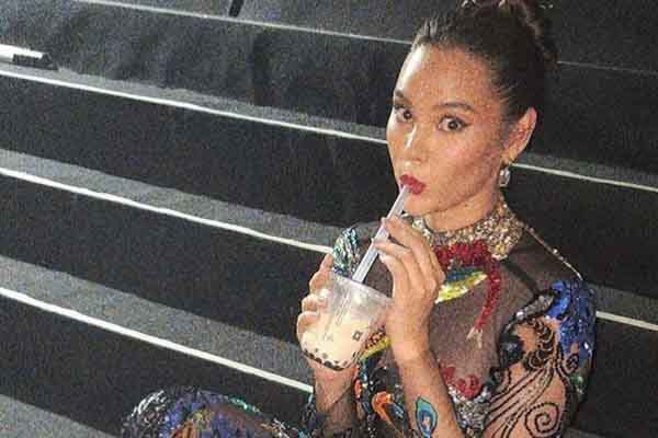 Hoa hậu Catriona Gray vi vu xe máy, ăn bún bò, uống trà sữa ở Việt Nam