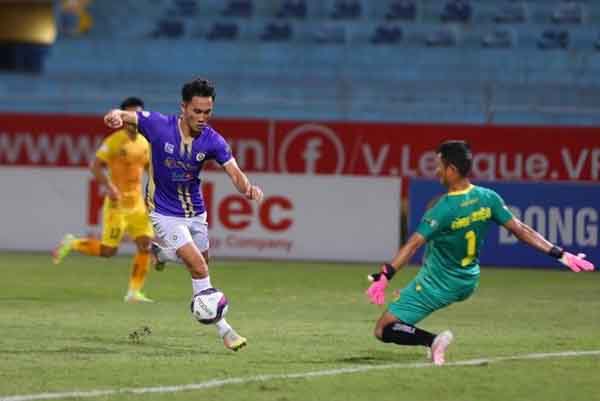 HLV Hàn Quốc thở phào khi đánh bại người cũ của đội Hà Nội