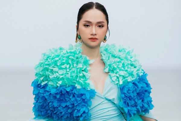 Hương Giang hoá 'Nữ hoàng biển xanh' trong show của Xuân Lan