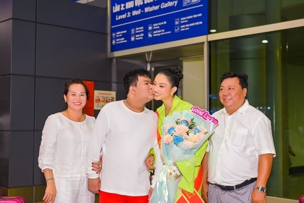Lâm Thu Hồng: Nhờ 'The Miss Globe', mười mấy năm gia đình tôi mới hội tụ sau khi ba mẹ ly hôn