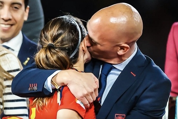 Nụ hôn làm khủng hoảng nghiêm trọng bóng đá Tây Ban Nha