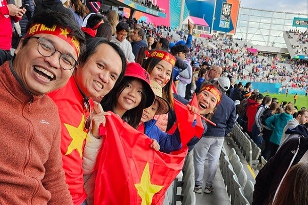 Cổ vũ đội tuyển nữ Việt Nam tại New Zealand: Rưng rưng nghe Quốc ca Việt Nam