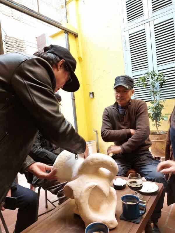 Họa sĩ Đinh Phong đang chia sẻ ý tưởng cho một tác phẩm với nhà điêu khắc Đào Châu Hải. 