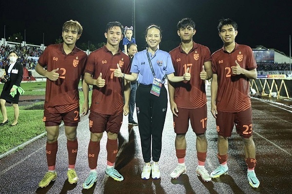 Madam Pang thưởng nóng tuyển Thái Lan 2 triệu baht khi đoạt hạng 3 King's Cup
