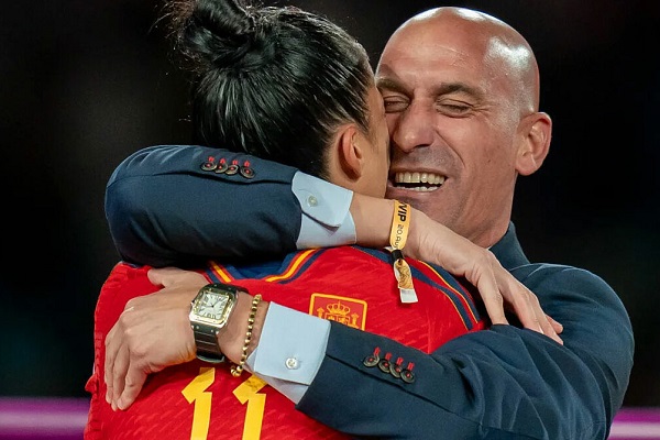 Nụ hôn của chủ tịch Luis Rubiales làm lu mờ chức vô địch của đội tuyển nữ Tây Ban Nha