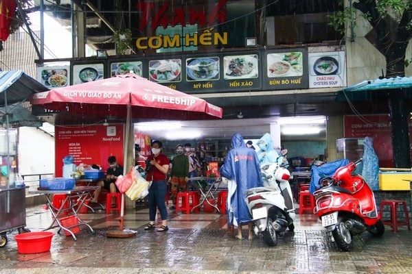 Ngày đầu hàng quán Đà Nẵng bán tại chỗ: Thấy khách đội mưa đến, mừng... muốn khóc