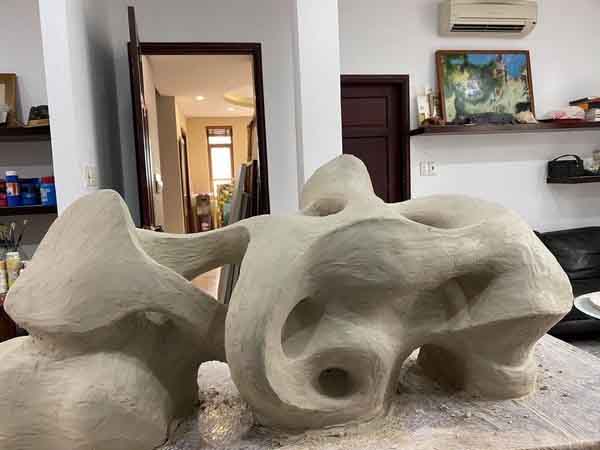 Điêu khắc mới của họa sĩ Đinh Phong vừa hoàn thành chuẩn bị cho triển lãm tại Yết Kiêu - Hà Nội. (Ảnh: NVCC)