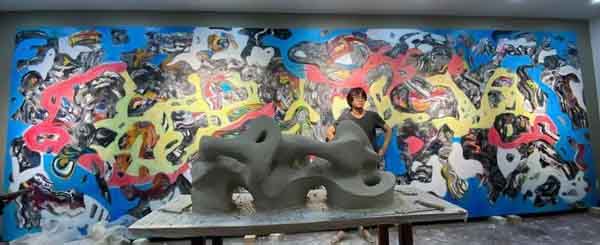 New paintings and sculptures by artist Dinh Phong prepare for a new exhibition in Hanoi with sculptor Dao Chau Hai. (Photo: NVCC)