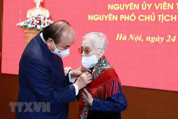 Trao Huy hiệu 75 năm tuổi Đảng cho nguyên Phó chủ tịch nước Nguyễn Thị Bình