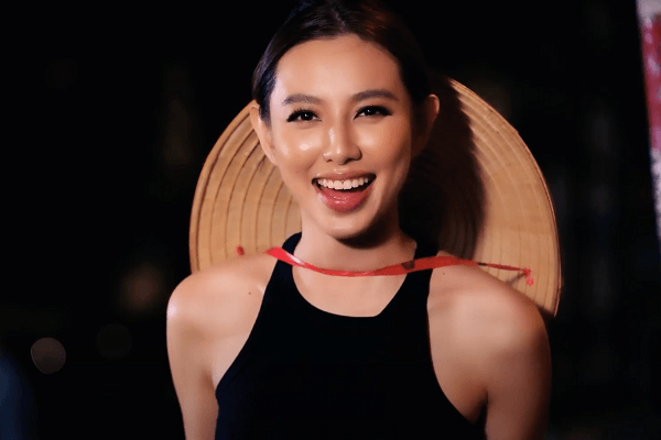 Thùy Tiên giới thiệu món bánh tráng trộn đến BTC Miss Grand International 2021