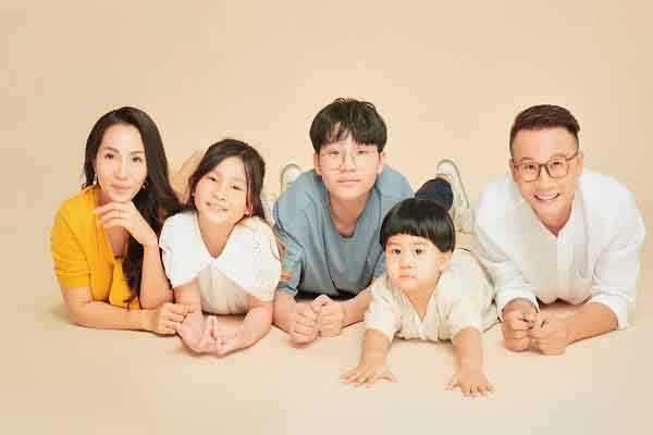 Hạnh phúc gia đình ngập tràn trong MV mới của Hoàng Bách
