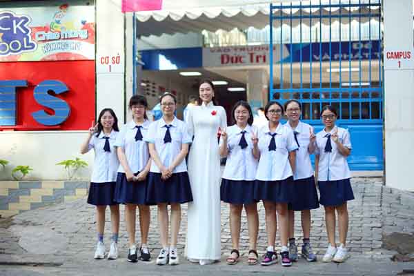 Hoa hậu Ban Mai mặc áo dài trắng về thăm trường xưa