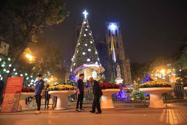 Người Hà Nội đi chơi Giáng sinh: Quay về khi không vào được Nhà thờ Lớn