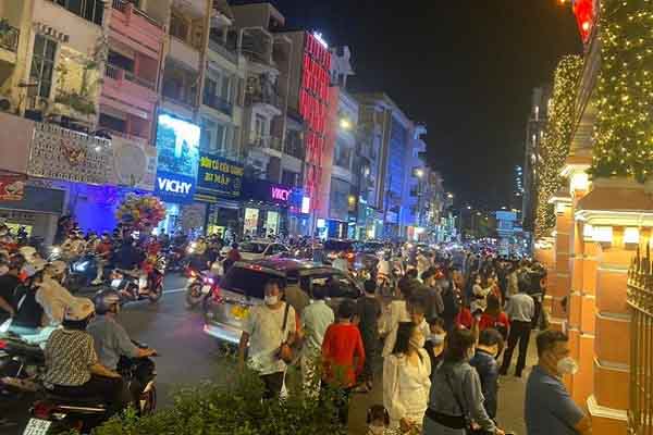 Người Sài Gòn vui đêm Giáng sinh đặc biệt: Vắng hơn nhiều so với năm ngoái