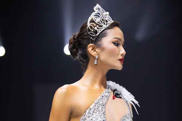 Hoa hậu H'Hen Niê làm vedette, diện thiết kế mất 700 giờ đính kết