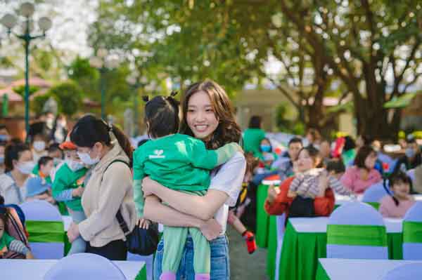 Hoa hậu Kim Ngân trao gửi yêu thương đến những trẻ em bại não tại Nam Định